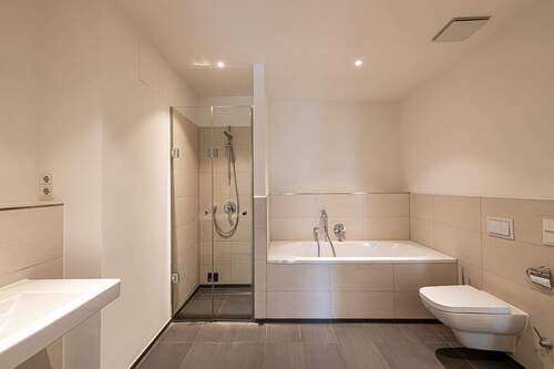 Bad mit Wanne und Dusche - 