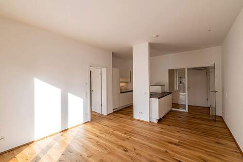 Wohnzimmer mit offener Küche - Terrassenwohnung mit 72,20 m² in Dresden zur Miete