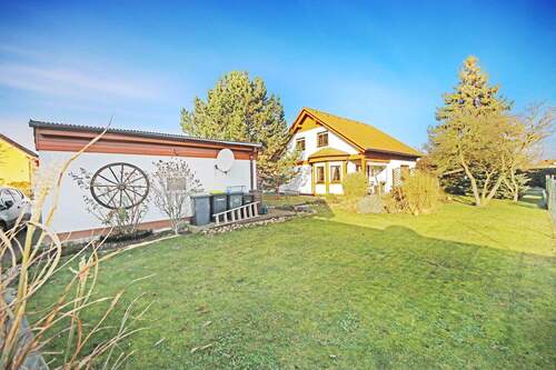 Blick auf Haus und Grundstück - 