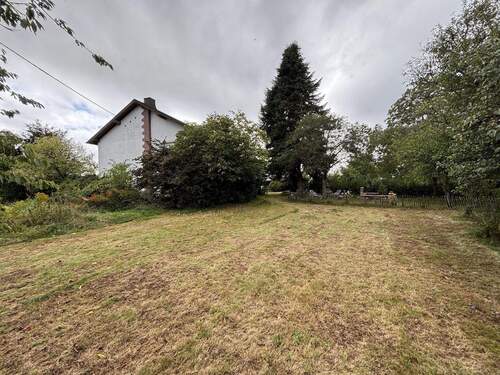 Garten mit Blick auf das Haus - 