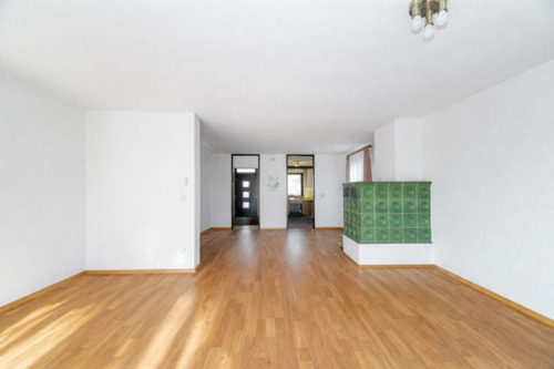 Wohnzimmer mit Kachelofen geräumt (Visualisierung) - Reihenendhaus mit 127,00 m&sup2; in München zum Kaufen