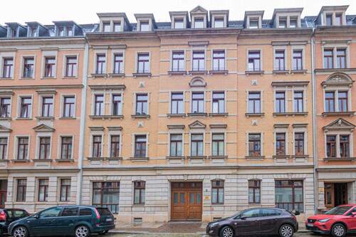 Aussenansicht - Komfortable Wohnung in mondänem Altbau in Elbnähe. Balkon, Parkett, und Tageslichtbad mit Wanne.