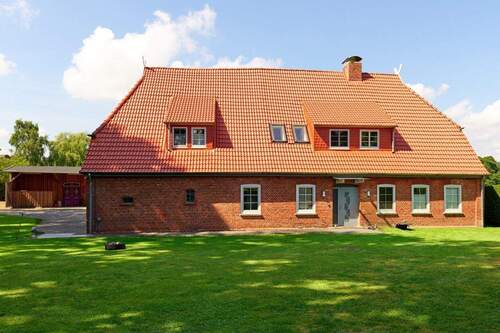 Seitenansicht mit Haupteingang - 