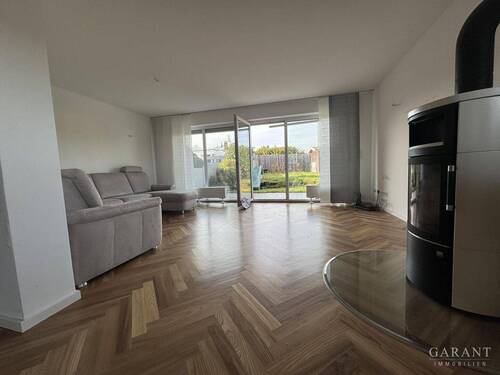 Wohnzimmer mit Kaminofen - 6 Zimmer Einfamilienhaus in Untergruppenbach