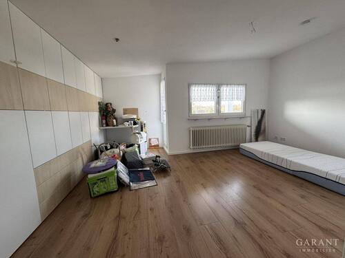 Studio mit Einbauschrank im DG - 