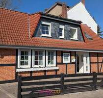 Unikat: Die Wohnung, die ein Haus ist, mit eigenem Garten und Garage. - Seelze Dedensen