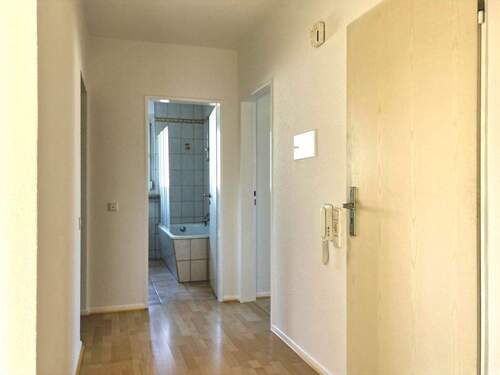 Flur - Etagenwohnung mit 96,00 m² in Lohfelden zur Miete