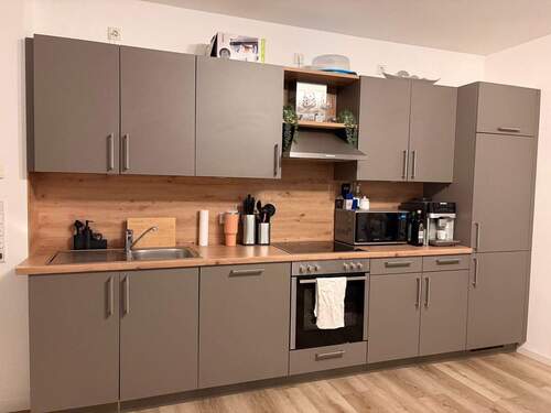Moderne graue Küche - Etagenwohnung mit 50,00 m&sup2; in Oldenburg zur Miete