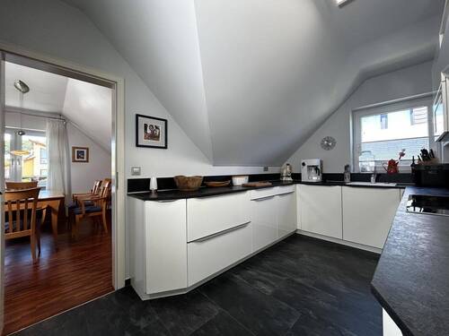 Küche mit Blick in den Wohnbereich - Etagenwohnung mit 127,00 m&sup2; in Kassel zum Kaufen