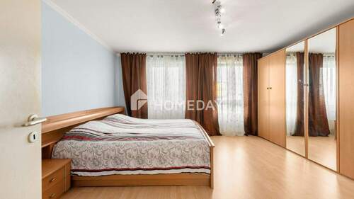 1. OG Schlafzimmer 1 - 