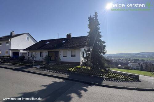 Dreifamilienhaus_Vorderansicht_Umgebung - 9 Zimmer Mehrfamilienhaus, Wohnhaus in Morschen