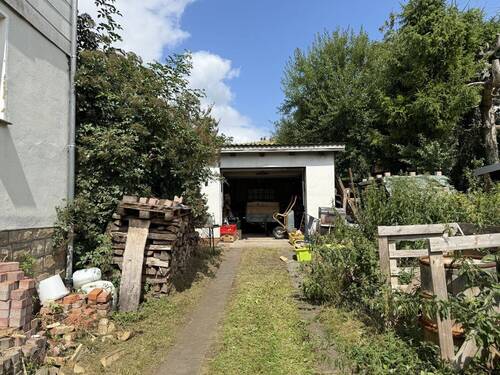 Auffahrt mit Garage - 