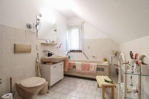 Badezimmer DG m. Badewanne - 