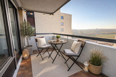 Balkon - möbliert - Ruhige 3-Zimmer-Wohnung mit Westbalkon, Aufzug und Blick ins Grüne - Stuttgart-Möhringen