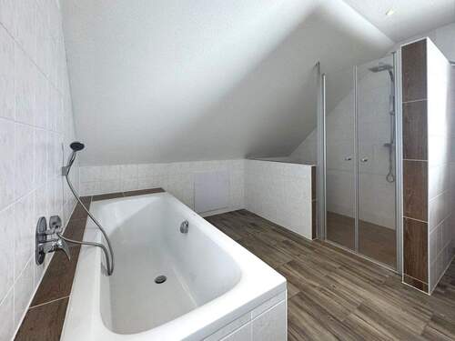 Vollbad im Obergeschoss - Einfamilienhaus mit 243,60 m&sup2; in Calden zum Kaufen