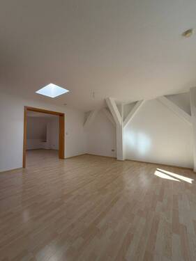 Wohnzimmer Blick zum Schlafzimmer - 3 Zimmer Etagenwohnung in Weimar