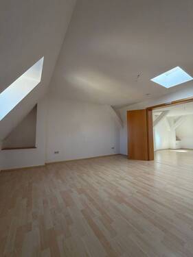 Schlafzimmer mit Blick zum Wohnzimmer - Etagenwohnung mit 86,00 m&sup2; in Weimar zum Kaufen