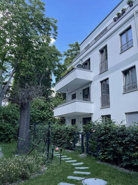 Außenansicht Balkon aus Garten - 