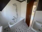 Badezimmer mit Badewanne - 