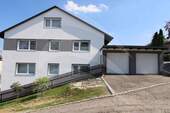 Westansicht mit Doppelgarage - 1 Zimmer Mehrfamilienhaus, Wohnhaus in Altdorf-Pfettrach