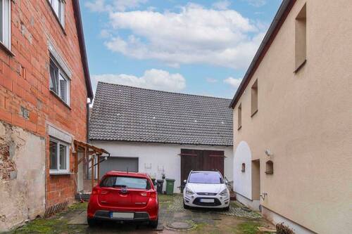 Innenhof mit Garage und Scheune - 
