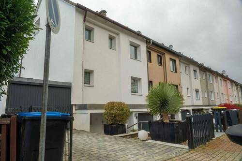 Frontansicht - modernisiertes Reihenendhaus - 420.000,00&nbsp;EUR Kaufpreis, ca.&nbsp; 130,00&nbsp;m&sup2;&nbsp;Wohnfl&auml;che