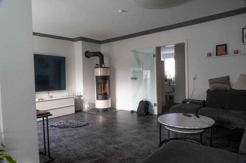 Wohnzimmer mit Kamin - Reihenendhaus mit 130,00 m&sup2; in Seelze zum Kaufen