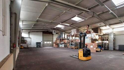 Halle, Blick Richtung Rolltor - 