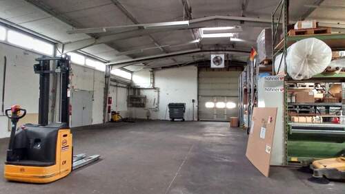 Halle, Blick Richtung Rolltor - 