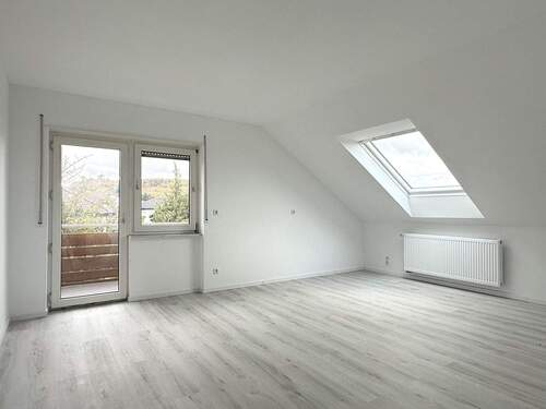 Zimmer 1 - Neu renovierte 4-Zimmer-Dachwohnung mit Balkon und Blick ins Grüne - ruhiges Wohnen nahe Bretten
