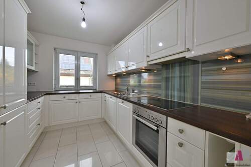 Küche mit moderner Einbauküche - 