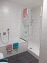 Badezimmer mit großer Dusche - 