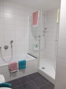 Badezimmer mit großer Dusche - 