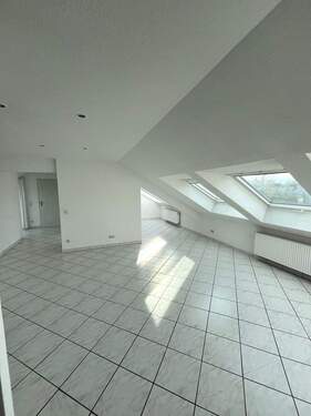 Wohn-/Essbereich - 2,5-ZKB Dachgeschosswohnung im Nauwieser Viertel – Rotenbergstraße, Saarbrücken