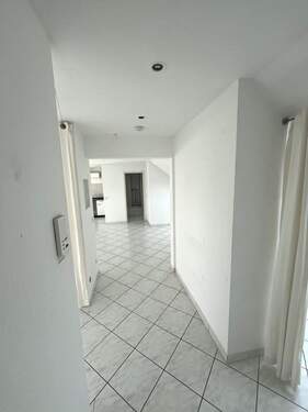 Flur - 2 Zimmer Etagenwohnung zur Miete in Saarbrücken