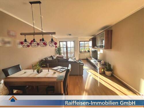 Wohn- / Esszimmer - Attraktive 4-Zimmerwohnung mit Balkon in Regenstauf