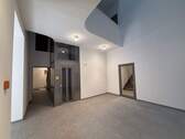 Treppenhaus mit Fahrstuhl - 