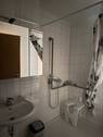 Spiegelschrank und Waschbecken - 