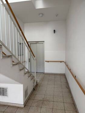 Treppenhaus - 2 Zimmer Etagenwohnung zur Miete in Duisburg