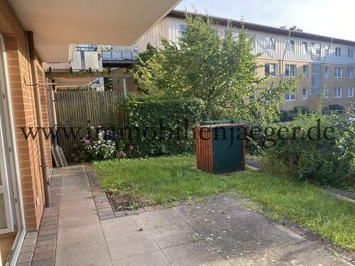 Terrasse links - 3 Zimmer Etagenwohnung in Norderstedt