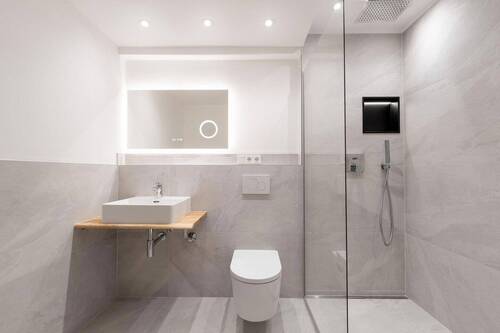 Bad - Erstbezug nach Sanierung - 3-Zimmer-Wohnung mit Balkon & Fahrstuhl in Düsseldorf-Pempelfort