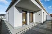 02_große umlaufende Terrasse_Whg36_ZGS.jpg - 2 Zimmer Etagenwohnung zum Kaufen in Augsburg