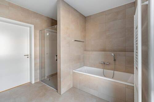 07_Bad barrierefrei mit Wanne und Dusche_Whg36_ZGS - 