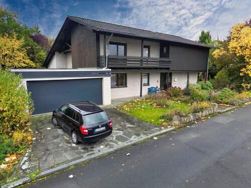 Straßenansicht - Lichtdurchflutetes Einfamilienhaus in idyllischer Ortsrandlage von Ahnatal-Weimar