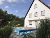 Südansicht Pool und Terrassenbereich - 