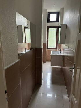 Bad mit Dusche - Schöne 4 Zimmer Wohnung Hochparterre