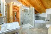 Hell gefliestes Bad mit Wanne und Dusche - 
