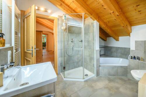 Hell gefliestes Bad mit Wanne und Dusche - 