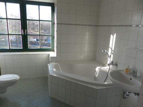 Tageslichtbad mit Wanne und Dusche - 