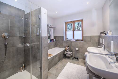 Badewanne und Dusche 